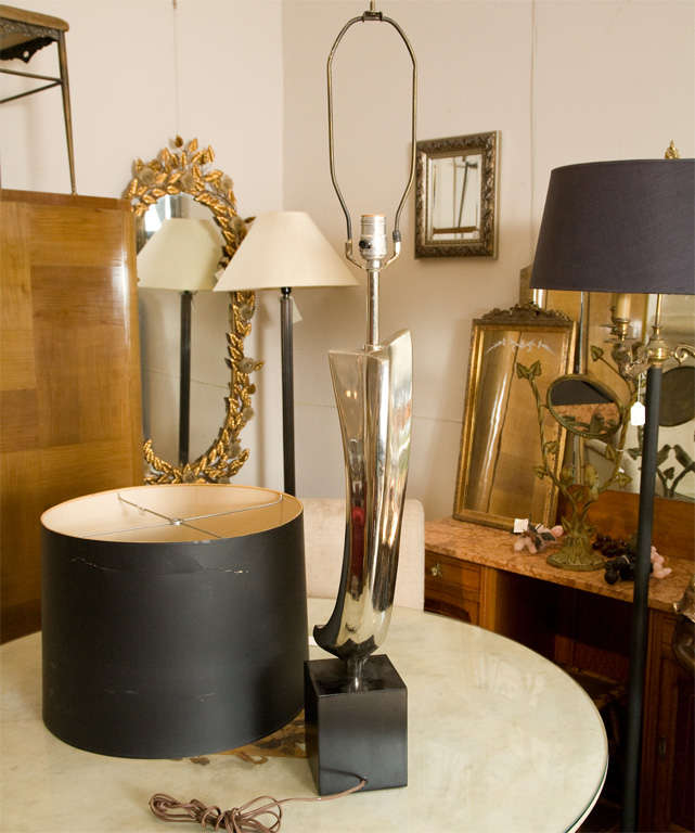 Sculptural chrome table lamp by Laurel 3