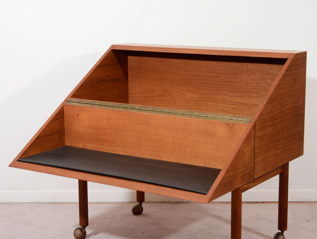 Mid Century Danish Modern Cocktail Cabinet or Bar Cart In Good Condition In New York, NY