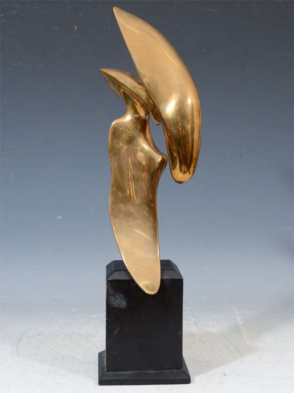A vintage bronze sculpture depicting an abstracted bird in flight mounted on a wooden base. The sculpture itself is signed and numbered by the artist (Somchai, 320). Hattakitkosol Somchai (1934-2000)was a Thai artist who specialized in bronze