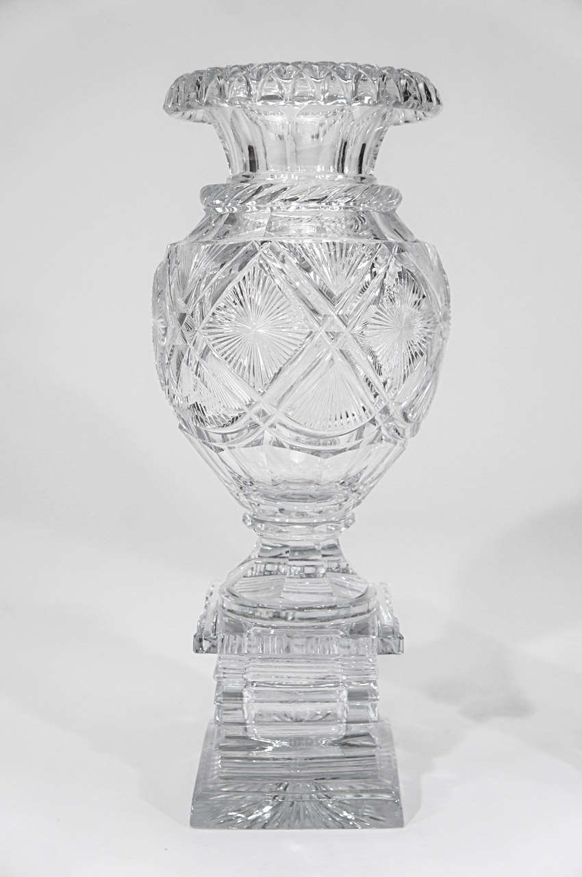 Il s'agit d'une paire de vases en cristal soufflé à la bouche datant du début du 19e siècle, avec une combinaison d'éléments décoratifs complexes. Ils sont composés d'une seule pièce de verre pour donner l'impression que les vases reposent sur des