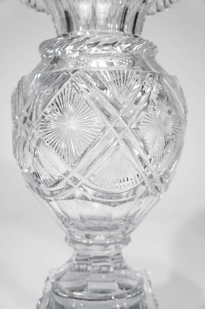 XIXe siècle Paire de vases de manteau de cheminée en cristal taillé Anglo-Irish du 19e siècle avec bases carrées en vente