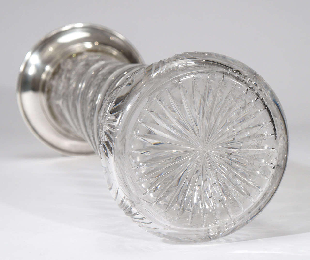Cristal Vase monumental en cristal ABP avec découpe à la roue et monture en argent sterling en vente