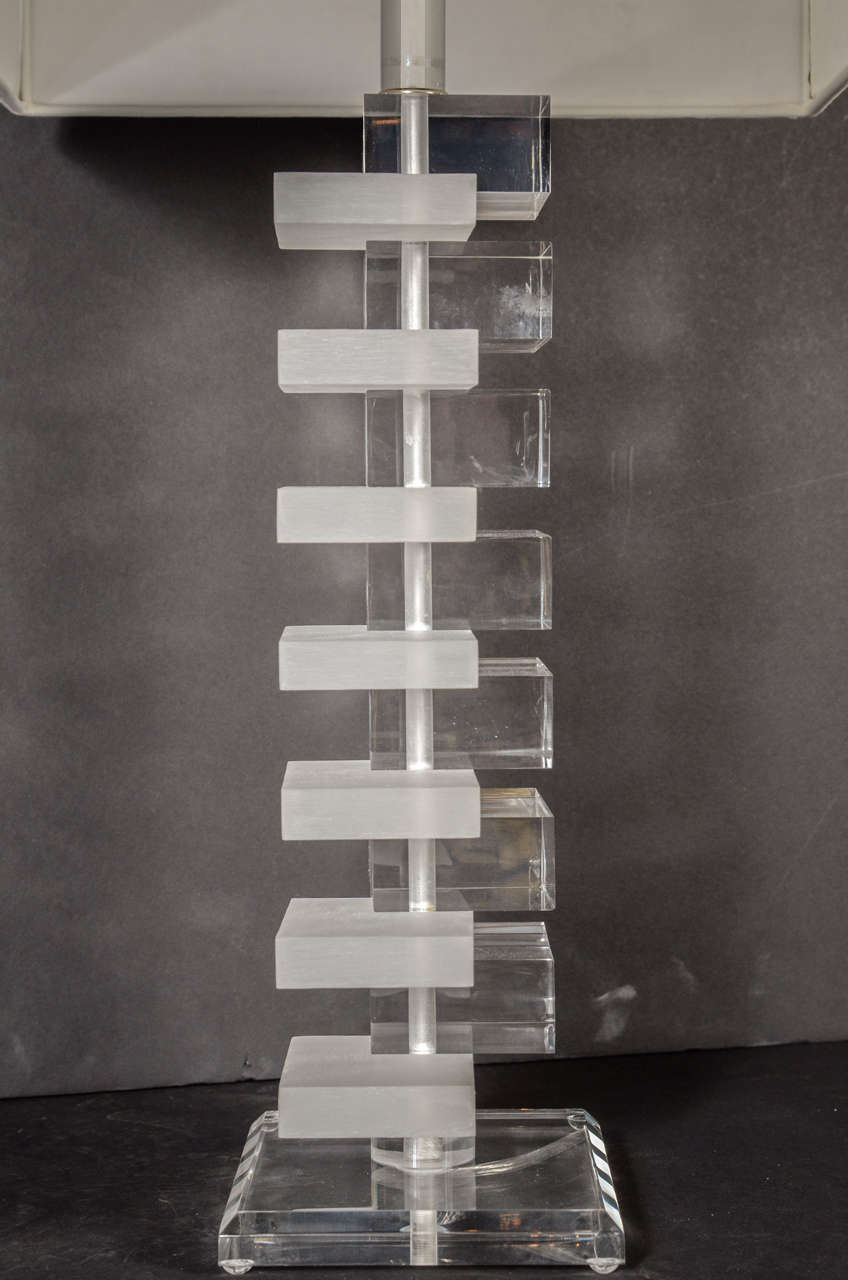 Lampe moderniste de style gratte-ciel en lucite dépolie et transparente en vente 2