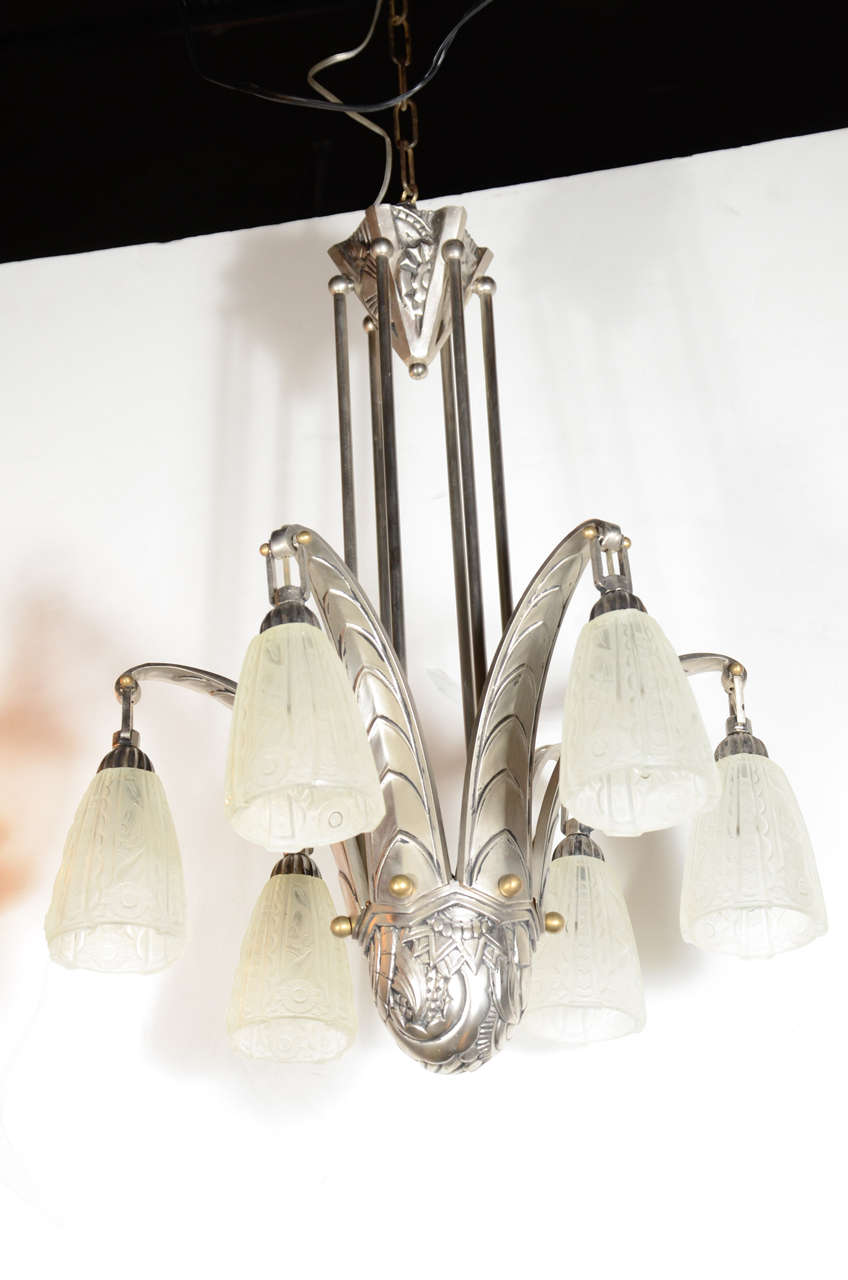 Exquisiter Art-Déco-Kronleuchter von Daum mit Relief aus mattiertem Glas, Art déco