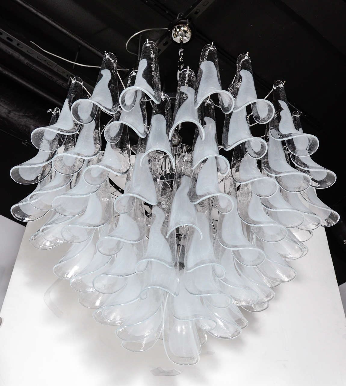 Impressive Mid-Century White Feather Murano Glass Chandelier 2