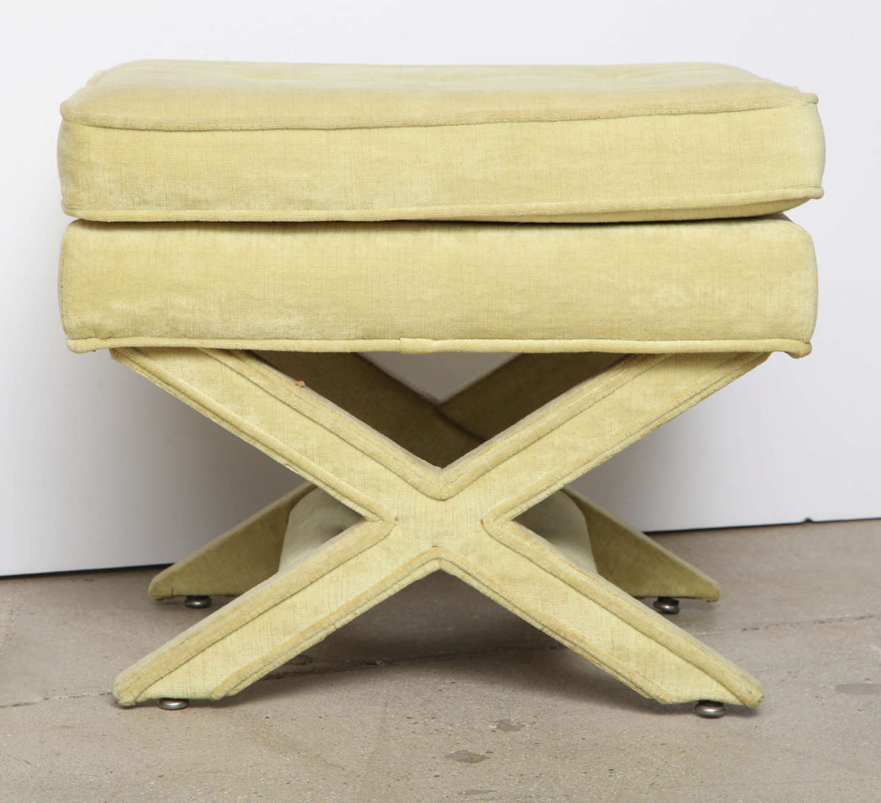 Vintage upholstered ottoman / bench with tufted cushion top and X-shaped base in the style of Billy Baldwin.  Original chartreuse velvet upholstery. USA, circa 1970.  Reupholstery in COM available for a fee.

Provenance: From the estate of architect
