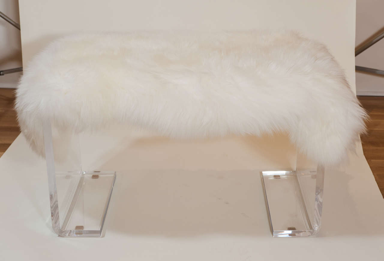 A chic and practical acrylic bench<br />
that can also serve as a small <br />
cocktail table if you wish. It is<br />
displayed with a lambs wool throw<br />
but a custom cushion is a great<br />
decorative alternative.