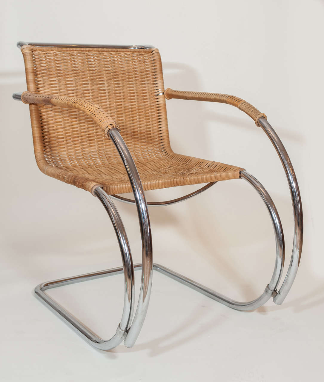 A sculptural pair of iconic MR-20 wicker<br />
and chromed metal armchairs.