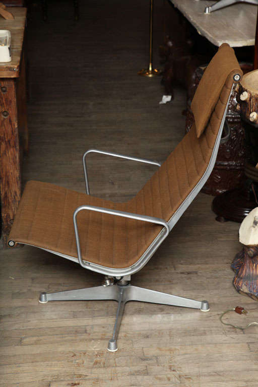 Américain Paire de chaises de groupe Eames en aluminium en vente