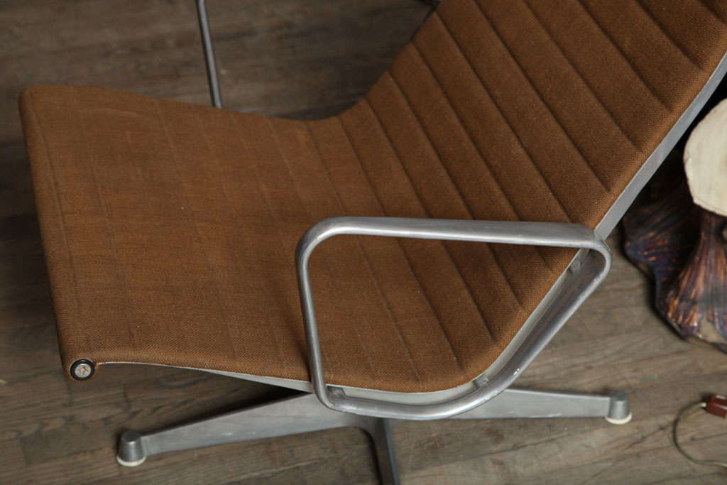 Pair of Eames Aluminum Group Chairs In Good Condition For Sale In New York, NY