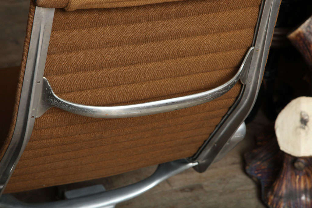 Paire de chaises de groupe Eames en aluminium en vente 3