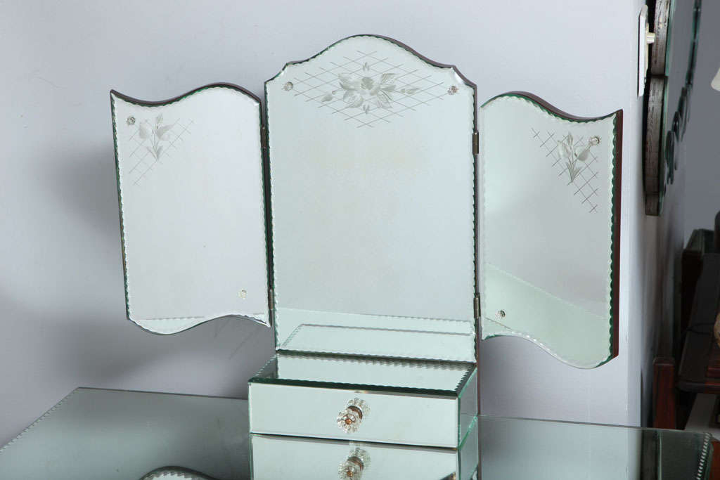 French three draw etched mirrored vanity with trifold mirror In Excellent Condition In New York, NY
