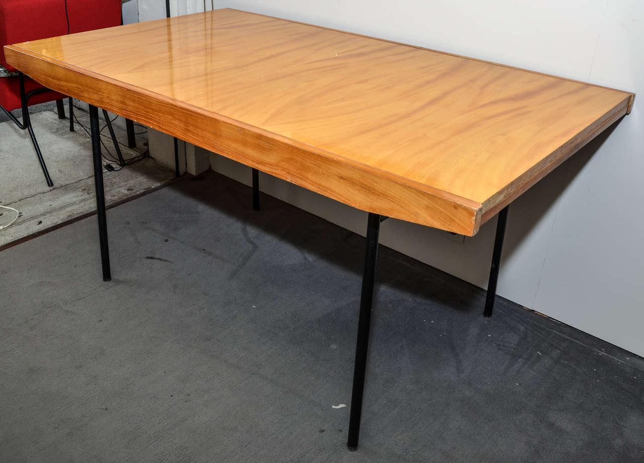 1950s dining-room table by Alain Richard (label under top surface) with two integrated extension leaves of 36 cm. each; top surface in cherrywood, base in black patina metal.