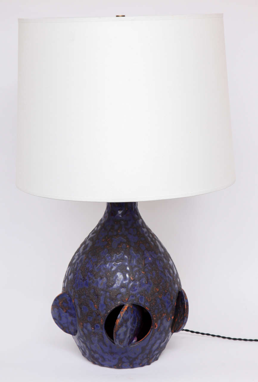 An Italian 1960s sculptural ceramic table lamp.