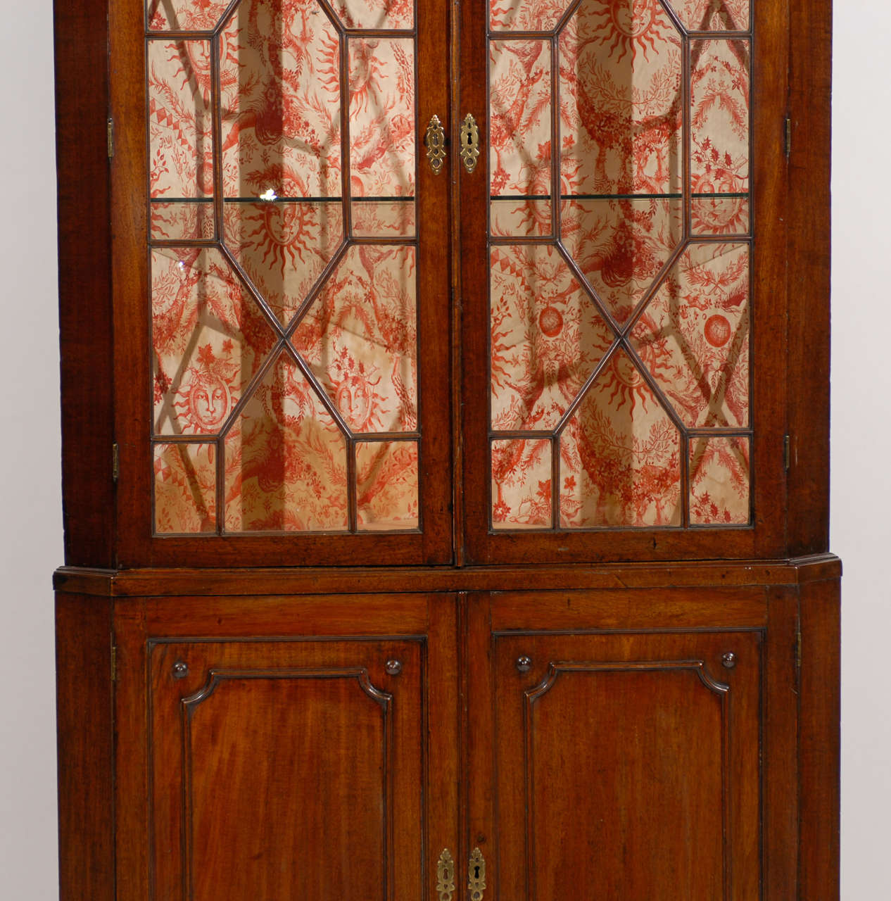 George III Carved Mahogany Corner Cabinet In Excellent Condition In Atlanta, GA