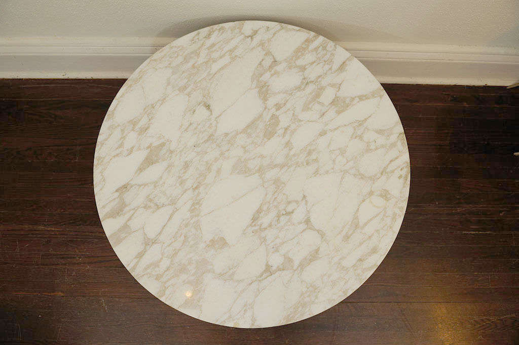 Saarinen Tulip Cocktail Table para Knoll