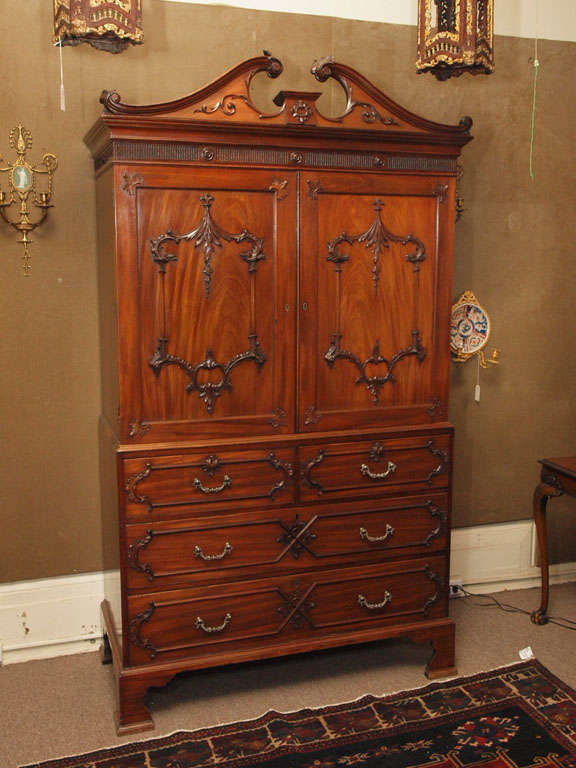 Antique English George III Mahogany Linen Press In Excellent Condition In New Orleans, LA