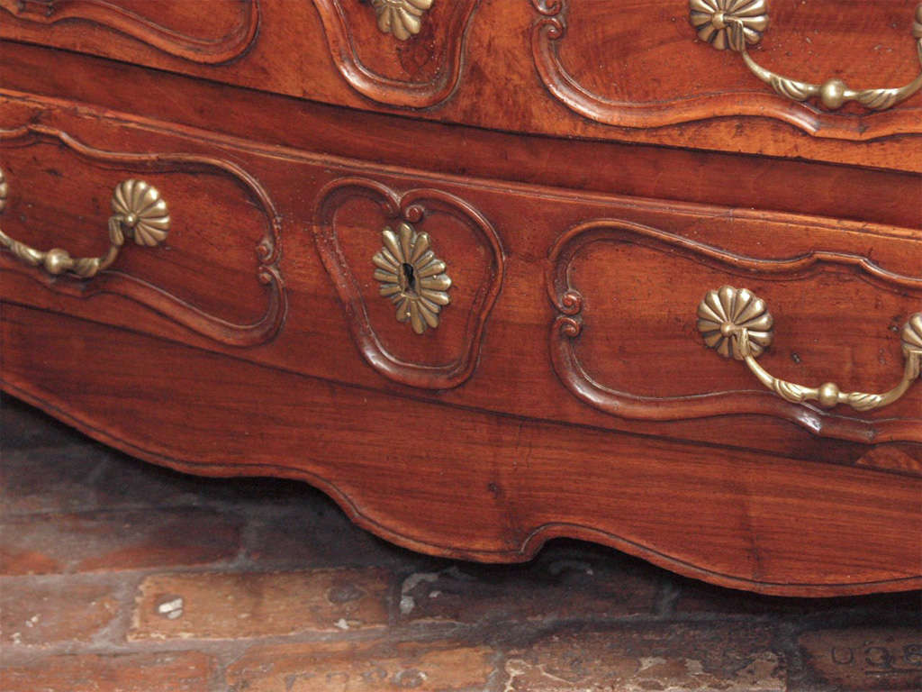 Fine Louis XV Period Walnut Commode with Period Hardware In Good Condition In New Orleans, LA