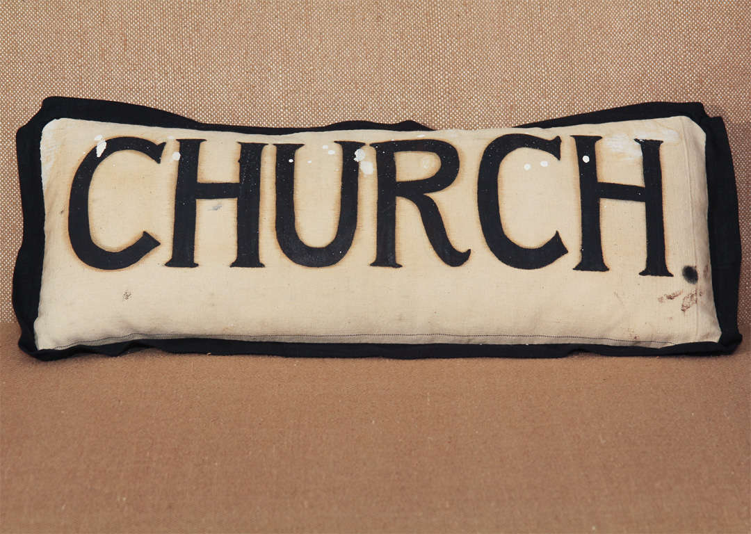 Einzigartiges daunengefülltes Kissen aus einem Banner aus den 1930er Jahren für einen Kirchenkurs für neue Mütter. Schwarzer Leinenrücken, tolle Grafik, wunderbare Farbgebung.