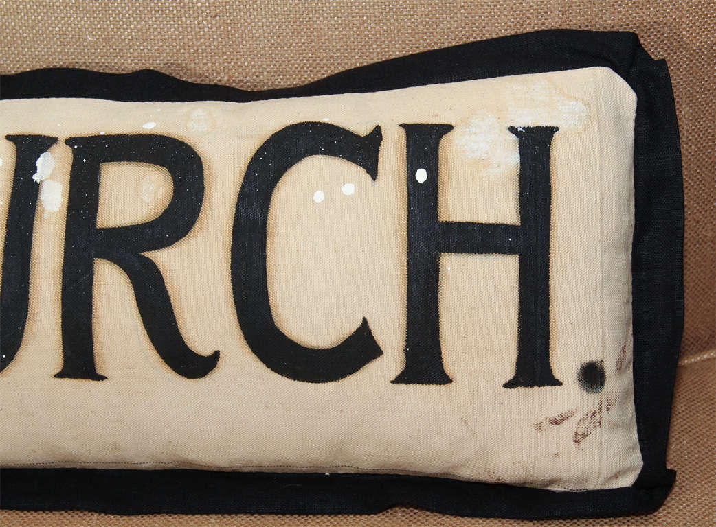 Coussin personnalisé fabriqué à partir d'un bannière d'église des années 1930 Bon état - En vente à Seattle, WA