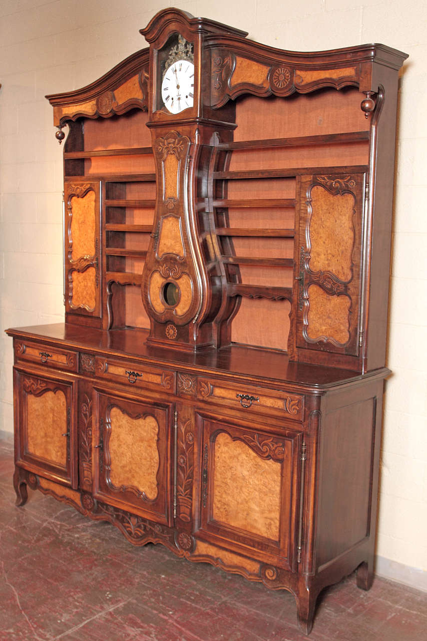 Buffet Vaisselier ancien en noyer français à horloge