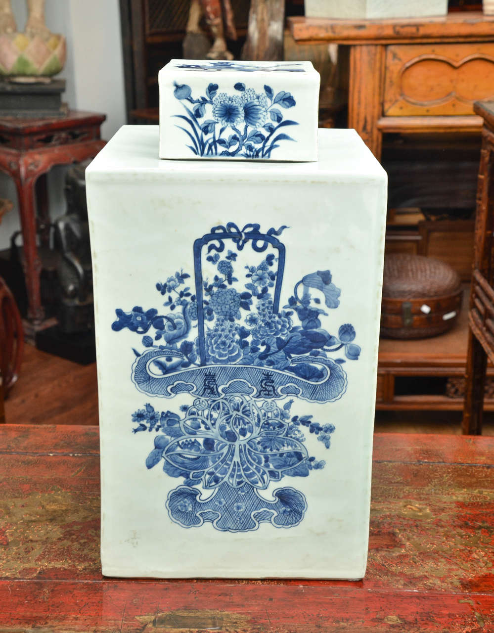 Turn of the Century Q'ing Dynasty Shanghai Blue and White Porcelain Lidded Ginger Jar