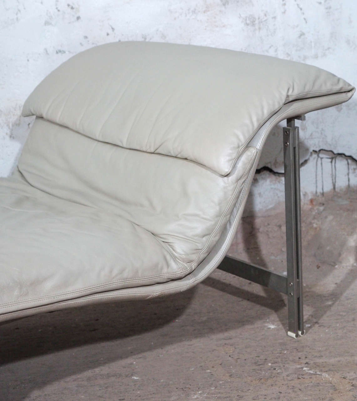 Mid-Century Modern Leather Wave Chaise Longue Chair by Giovanni Offredi for Saporiti, Signed