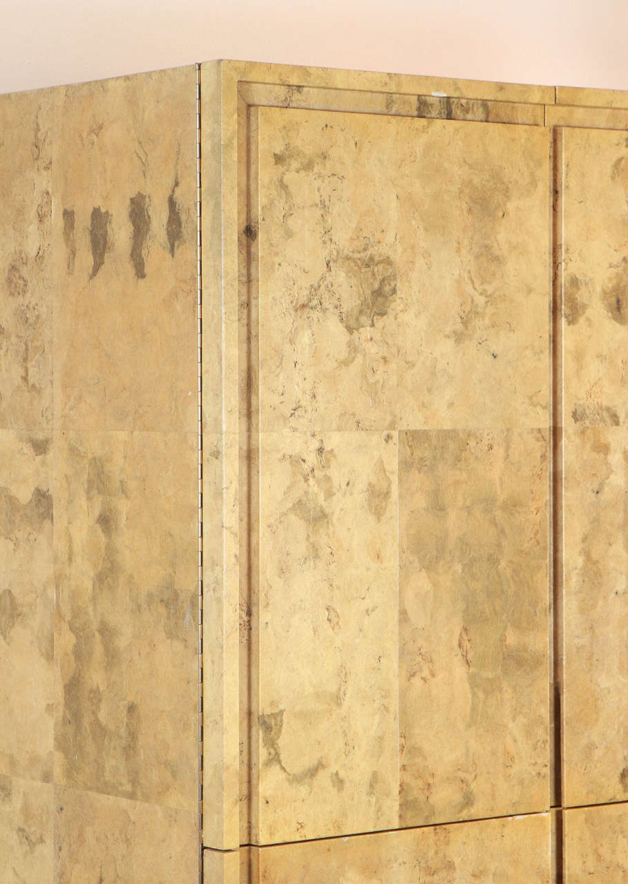 Mid-Century moderno Armoire grande con finitura in pergamena smaltata in vendita