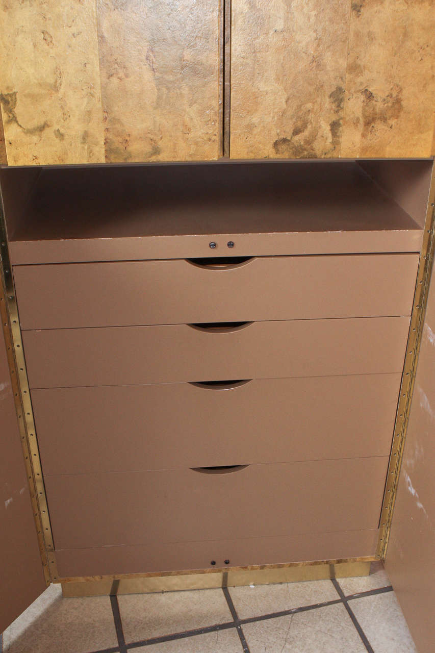 Armoire grande con finitura in pergamena smaltata In condizioni buone in vendita a New York, NY