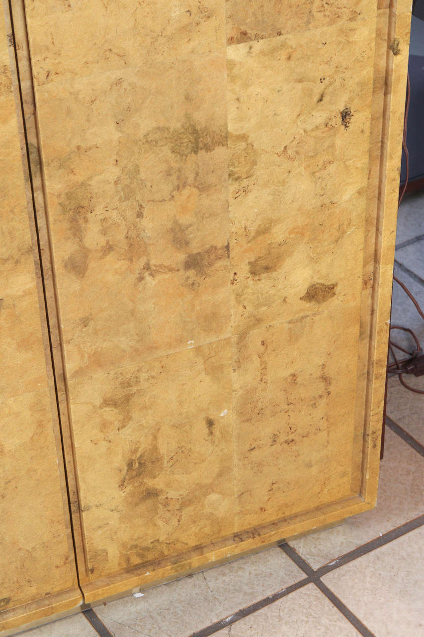 Fine XX secolo Armoire grande con finitura in pergamena smaltata in vendita