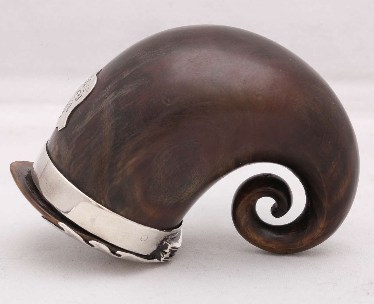 Georgian, sterling silver-mounted horn snuff mull with hinged lid, Scotland, circa. 1800. Later engraved 