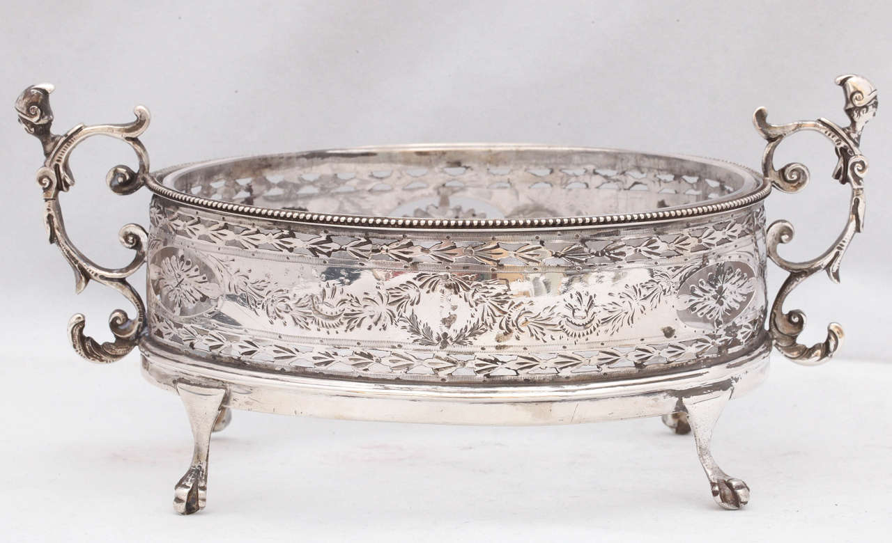 George III Plat « Sweetmeats » géorgien à deux poignées sur pied en argent sterling en vente