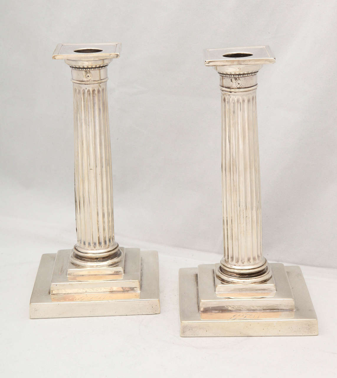 Edwardian Pair of Sterling Silver Column Form Candlesticks In Excellent Condition In New York, NY
