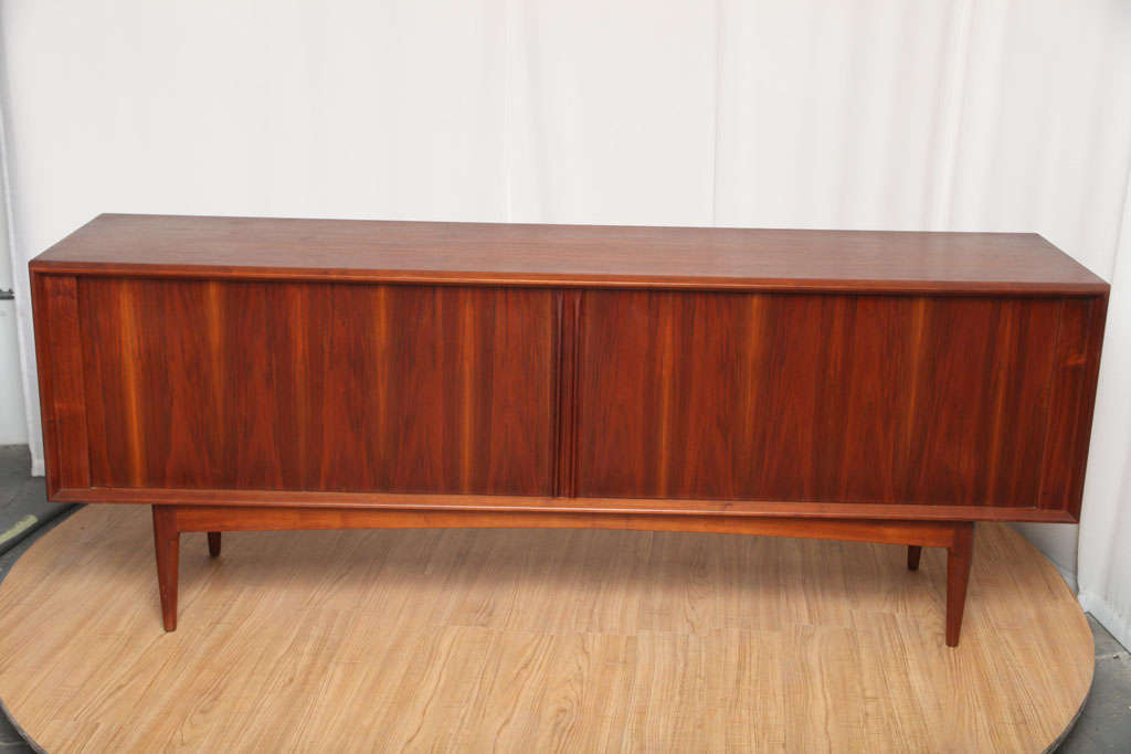 Dänisches Sideboard mit Tambour-Türen im Zustand „Hervorragend“ in Stratford, CT