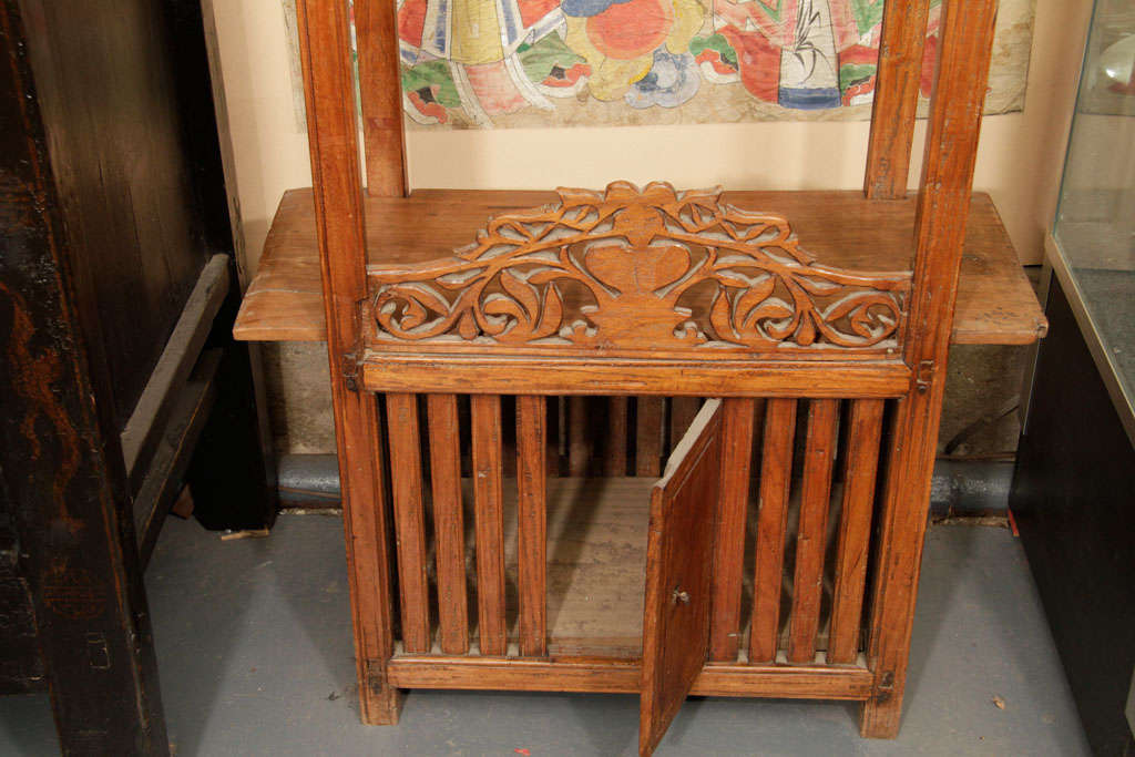 Traditional Country Style Pillow Rack In Good Condition For Sale In New York, NY