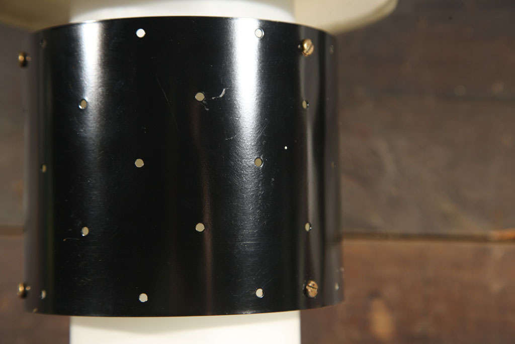 Charmante, durchbrochene Hängelampe aus schwarz lackiertem Metall mit Messingverzierungen im Pagodenstil. Maße: 12 Durchmesser x 24 Höhe.
