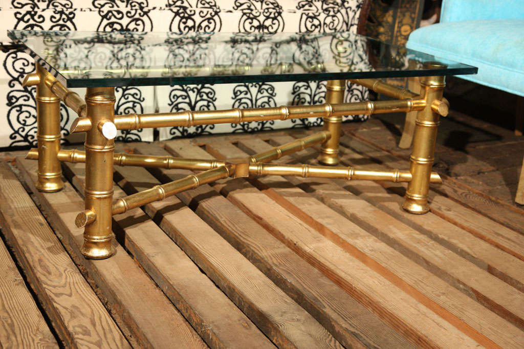Belle table basse à grande échelle en bois sculpté et doré en faux bambou avec un nouveau plateau en verre.