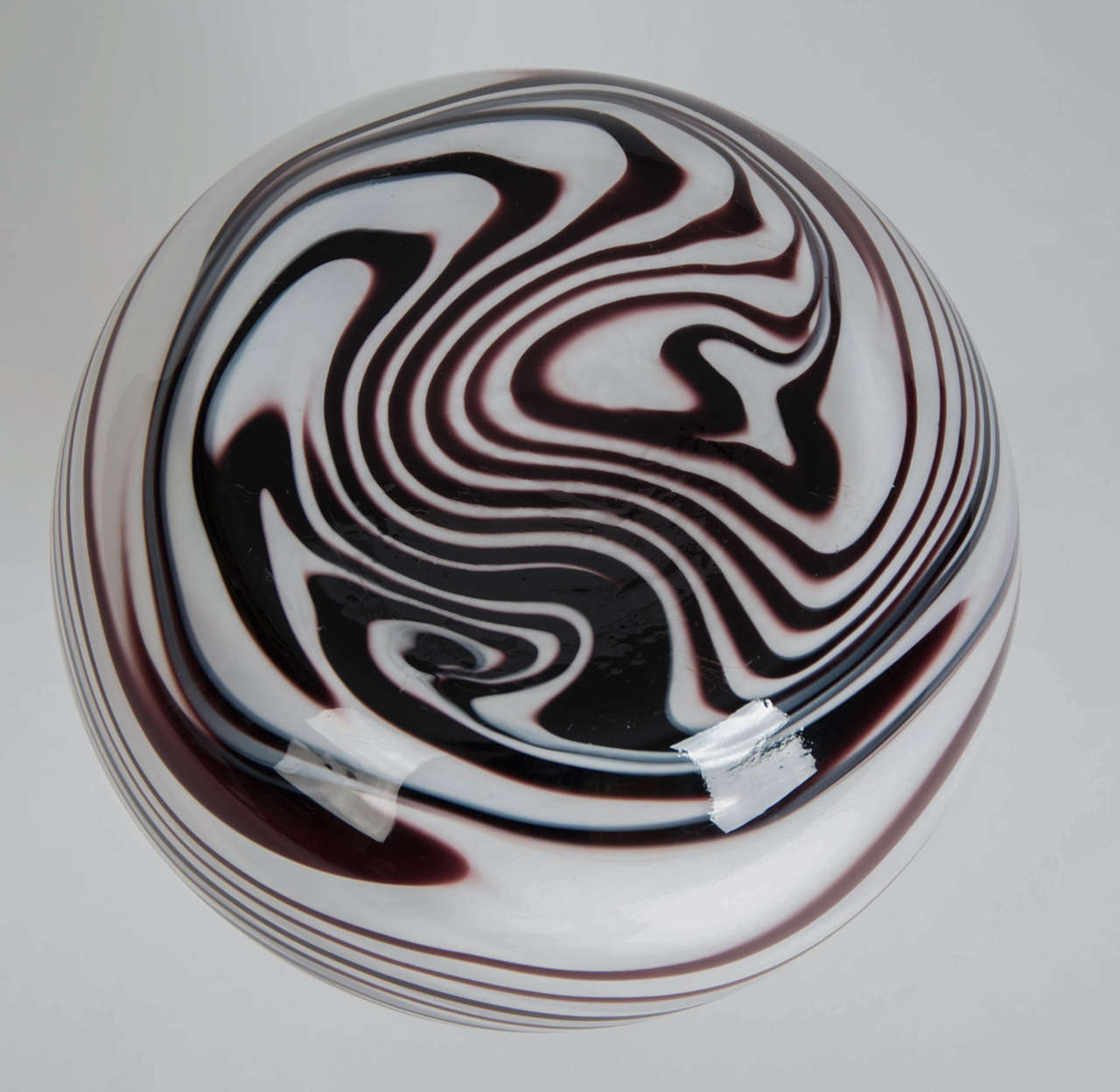 Vintage 1970s Carlo Moretti Maroon & White Wave Glass Vase In Good Condition For Sale In London, GB