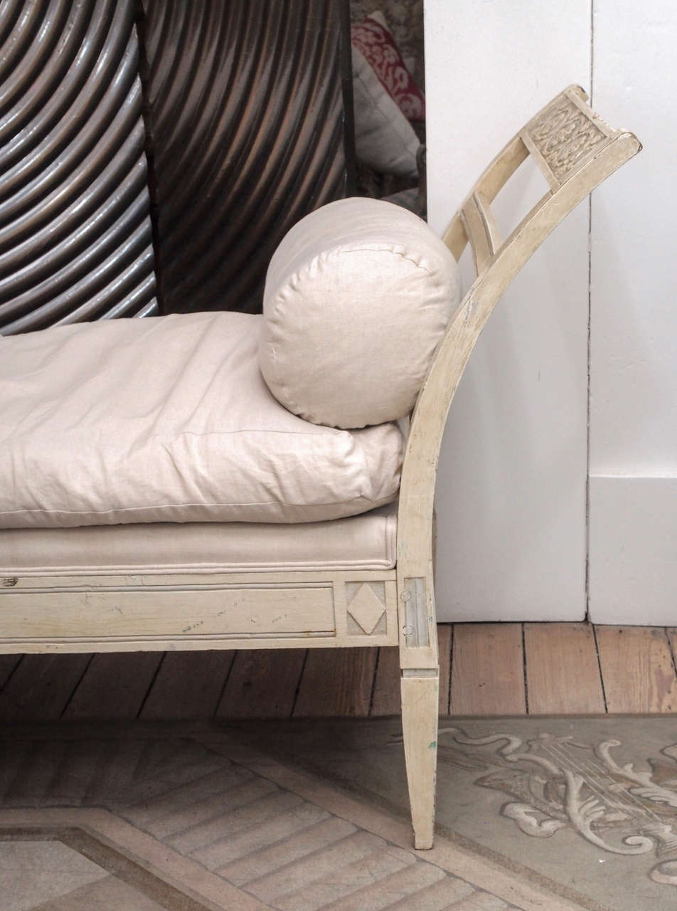 French Painted Daybed with Outscroll Arms In Good Condition In New Orleans, LA