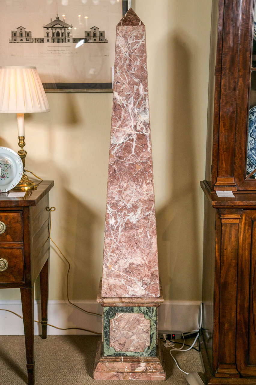 Paire d'obélisques de grande taille en placage de marbre français du début du 20e siècle.