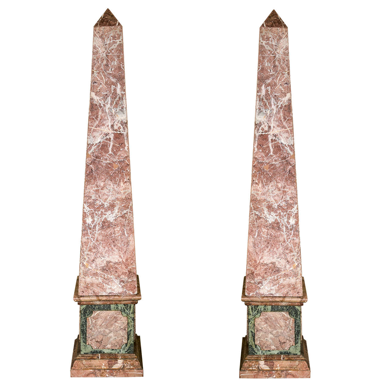 Paar französische monumentale, mit Marmor furnierte Obelisken