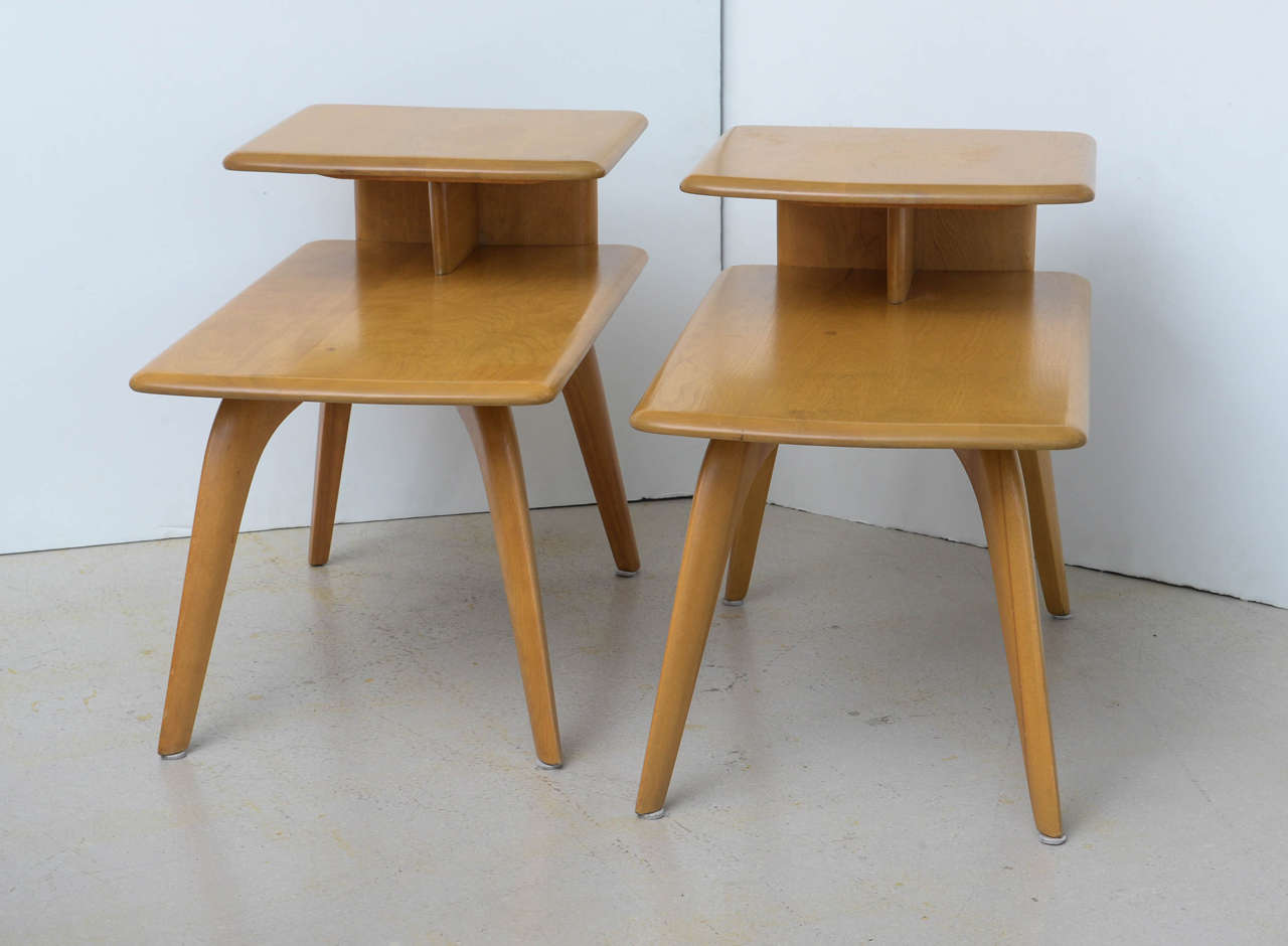 Pair of Mid-Century Modern light maple wood side tables with two tiers and splayed legs by Heywood Wakefield. The tables may be used as bedsides or as end tables.