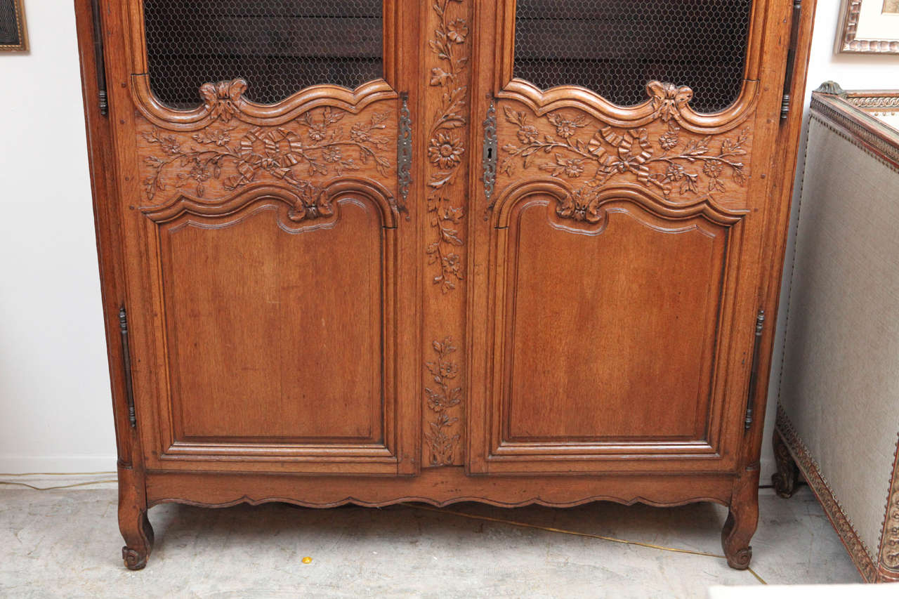 18th Century French Oak Vitrine with Floral Vine Ribbon Motif In Excellent Condition In Los Angeles, CA