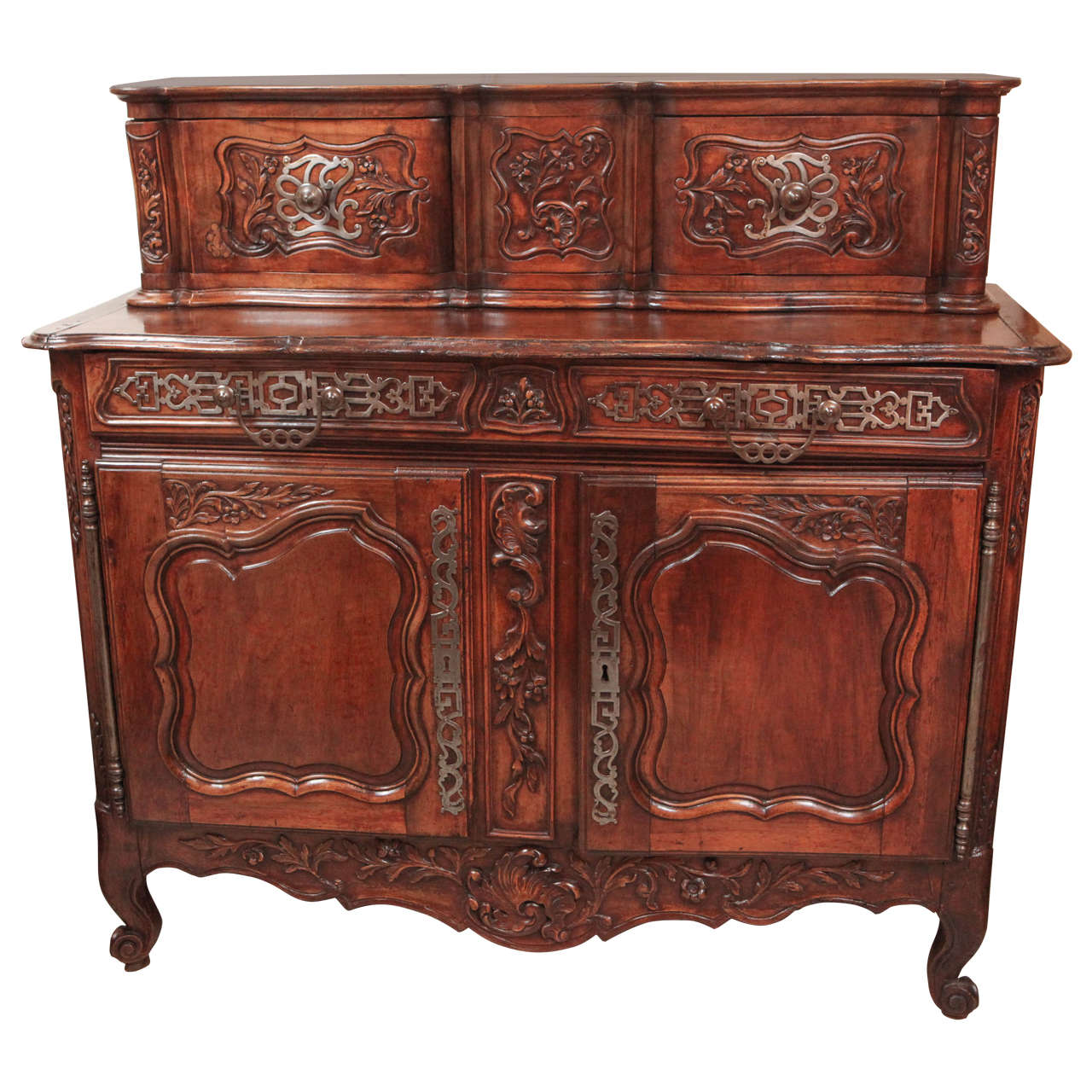 Zweiteiliges Sideboard aus geschnitztem französischem Nussbaum des 18.