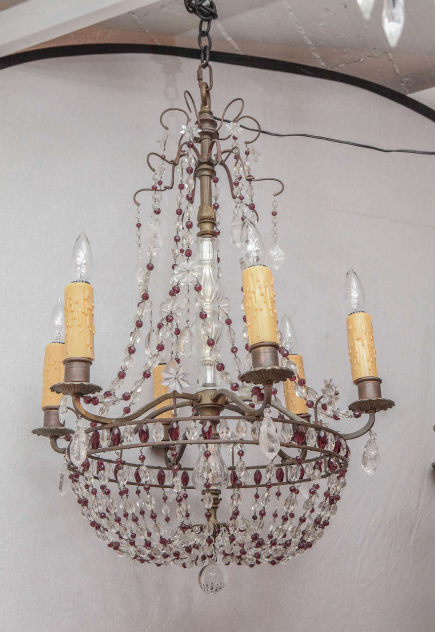 Lampadario a perline in bronzo francese del 1900 con ametista e cristallo di rocca. Questo lampadario ha sei luci.