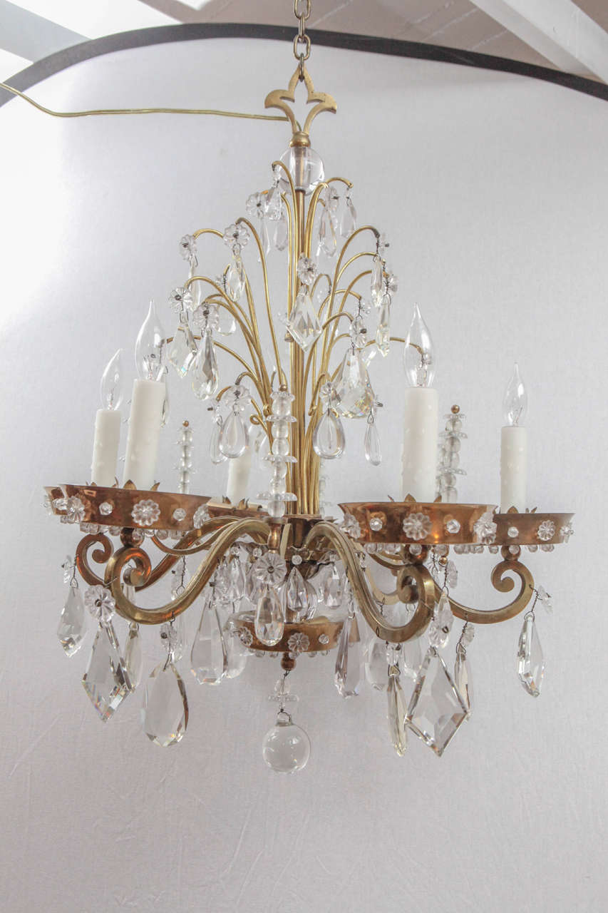 Lustre en cristal de laiton poli de style bagues françaises des années 1920. Le lustre a six lumières et a été nouvellement câblé.