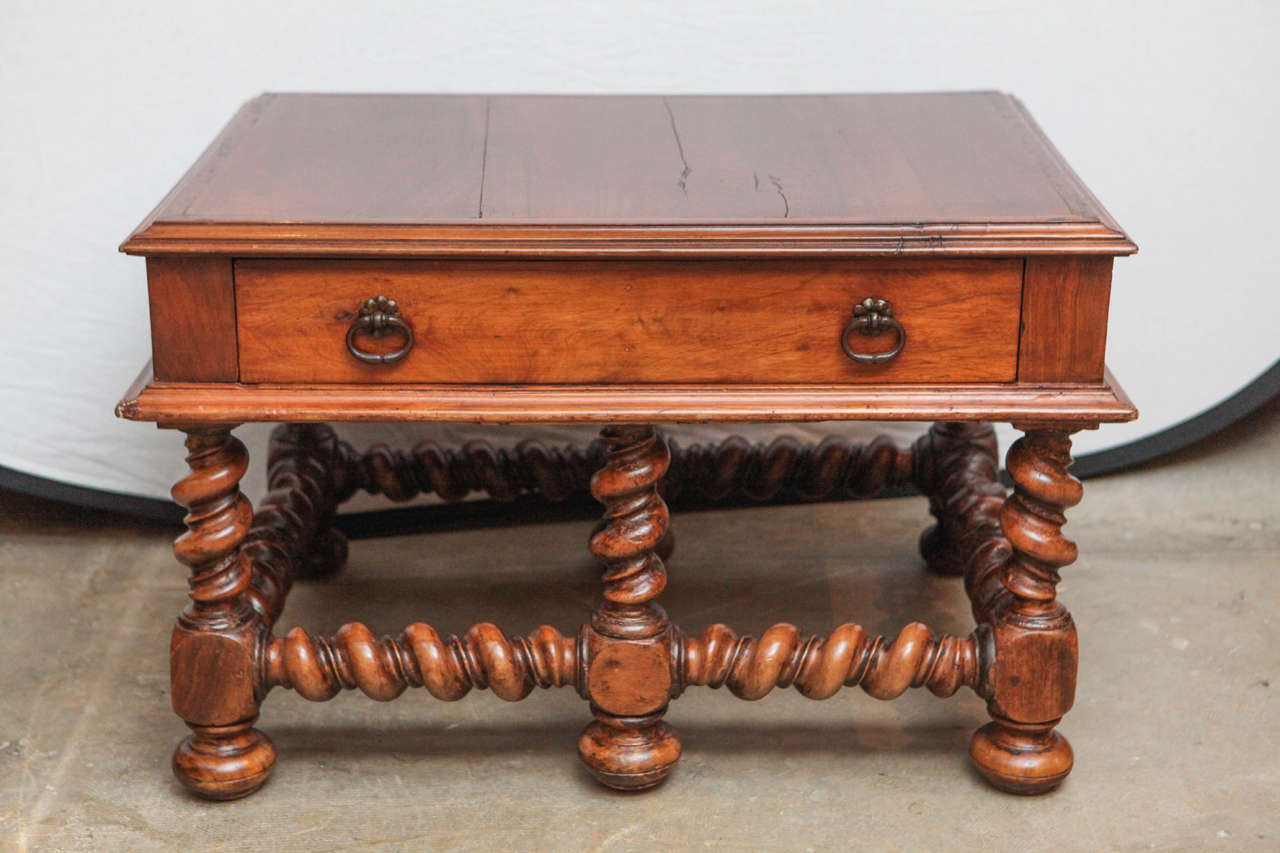 Frühes 19. Jahrhundert. Englischer niedriger Tisch mit einer Schublade aus Nussbaumholz und gedrehten Beinen.