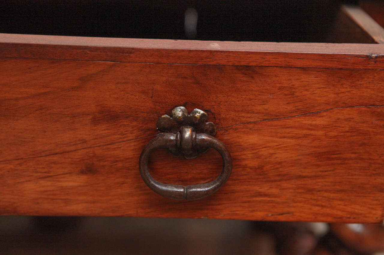 Table basse anglaise à un tiroir en noyer du 19ème siècle Bon état - En vente à Los Angeles, CA