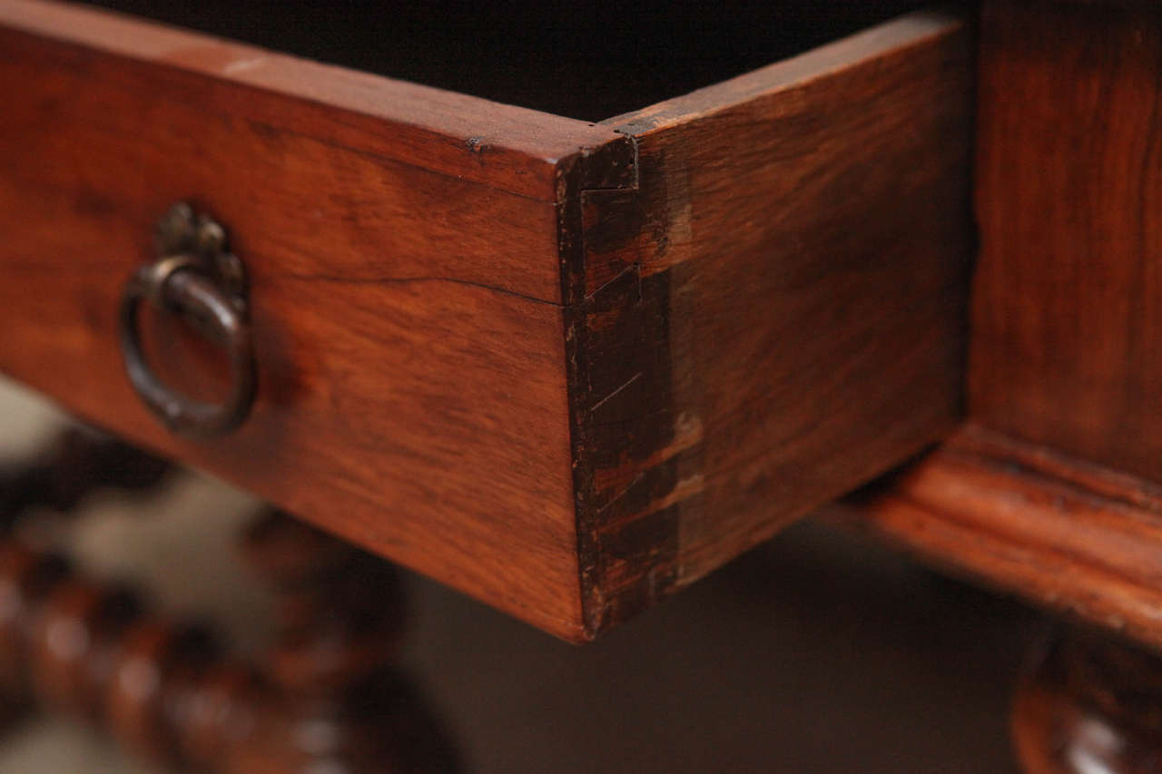 Englischer niedriger Tisch mit einer Schublade aus Nussbaumholz, 19. Jahrhundert im Angebot 1