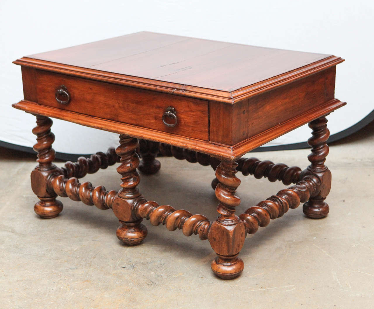 Englischer niedriger Tisch mit einer Schublade aus Nussbaumholz, 19. Jahrhundert im Angebot 2